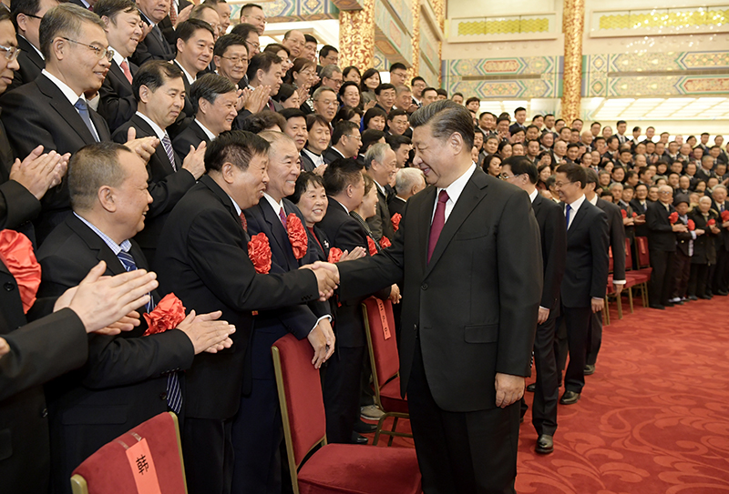 12月16日，党和国家领导人习近平、王沪宁、韩正等在北京人民大会堂会见全国离退休干部先进集体和先进个人代表。新华社记者 李学仁 摄