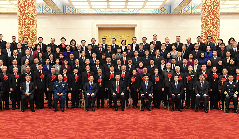 12月16日，党和国家领导人习近平、王沪宁、韩正等在北京人民大会堂会见全国离退休干部先进集体和先进个人代表。新华社记者 饶爱民 摄